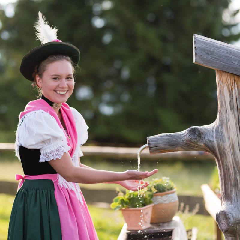 Trachtendirndl am Almtrog